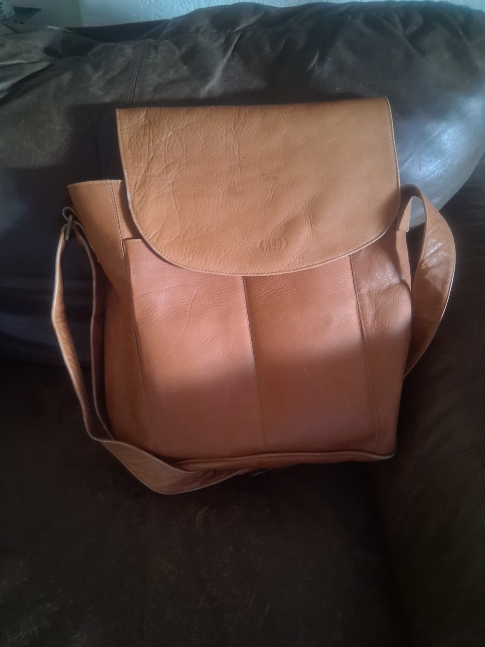 Classic Tan Leather Messenger Bag with Adjustable Strap